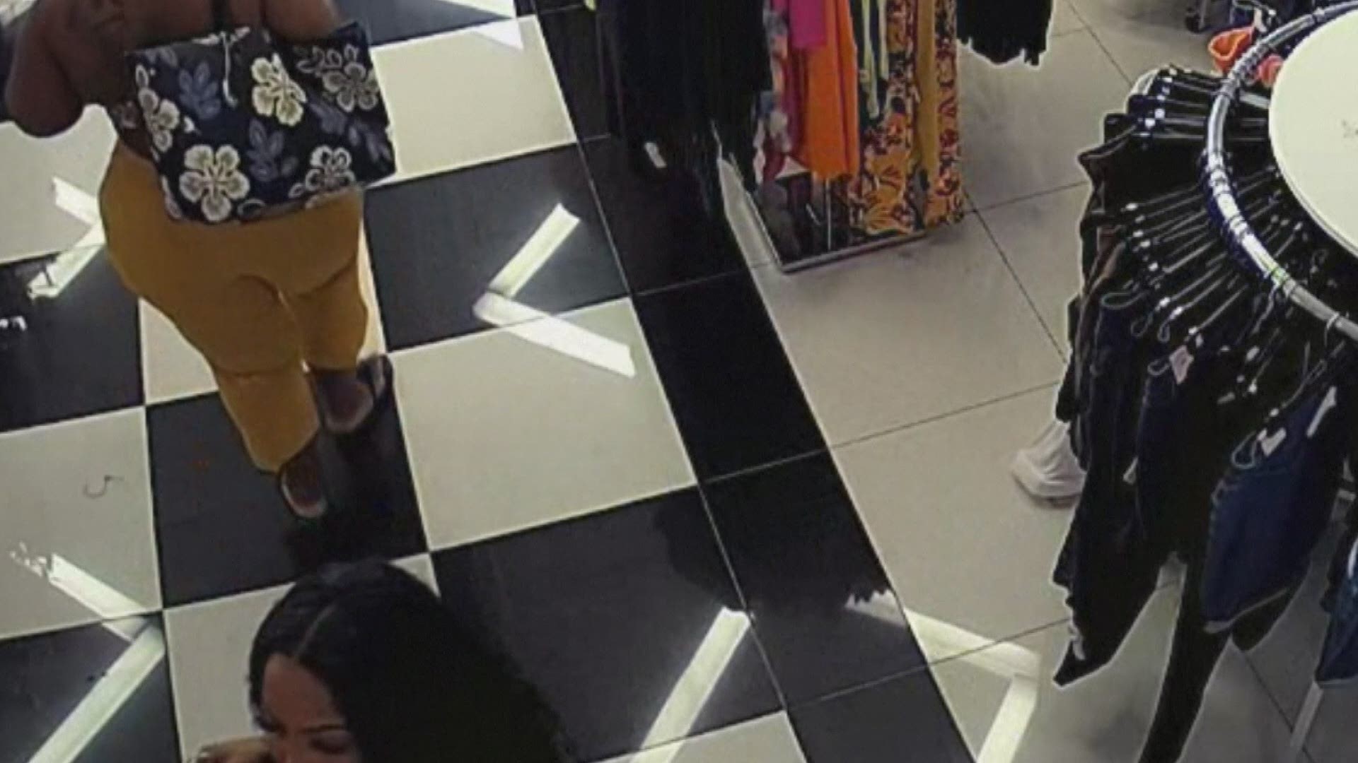 shoplifter threesome - mia lonz paola hard anal