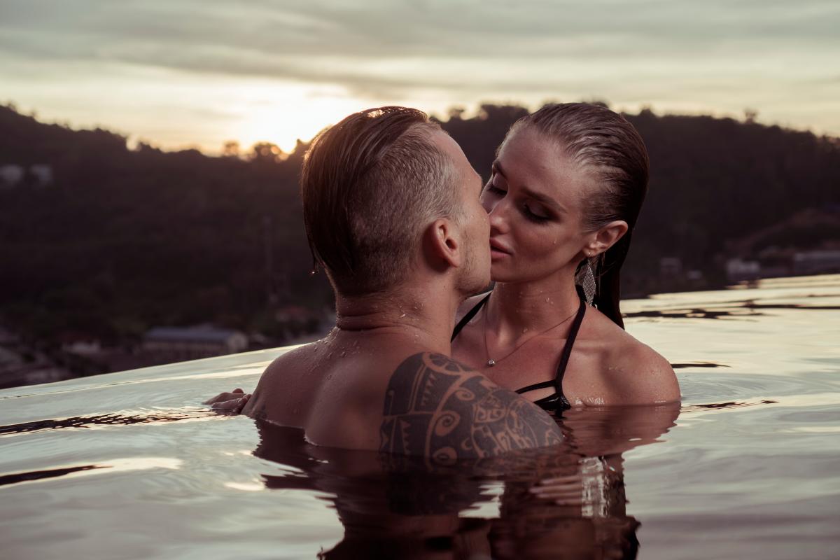 Naked women at work students dick Coger En Publico spa kirkland