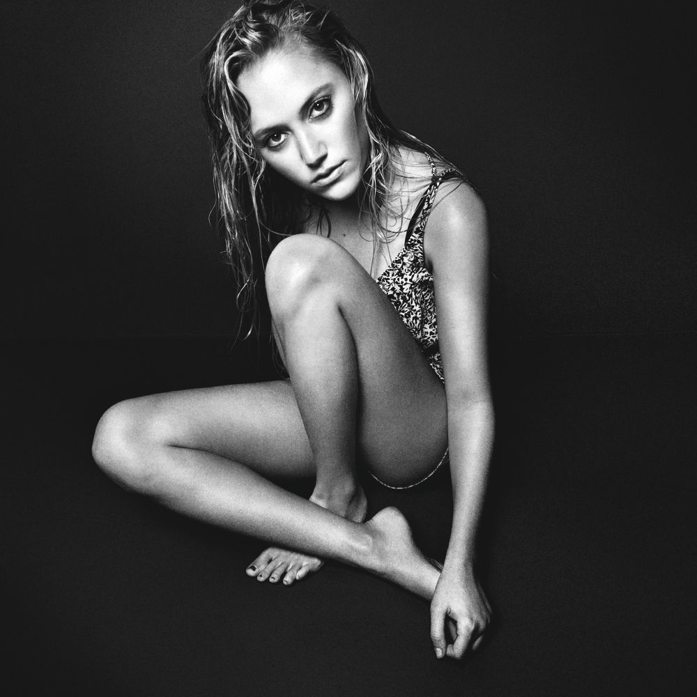 avia ng add photo maika monroe sexy