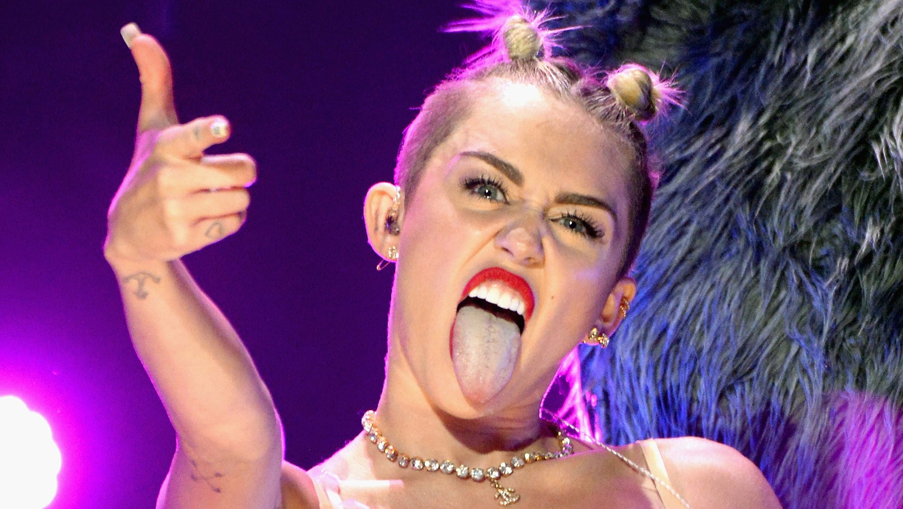 Best of angelkissed feet alison kingsbury share miley cyrus crotch pic photos