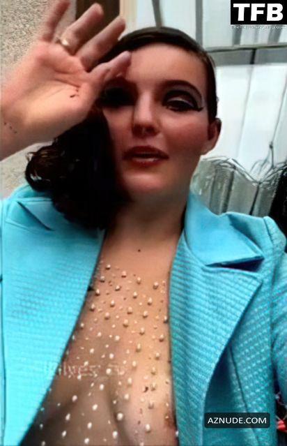 alex chiong share lesbian mouth pee