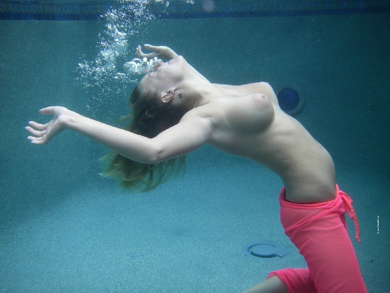 naked underwater - leicht perlig naked amber midthunder bikini