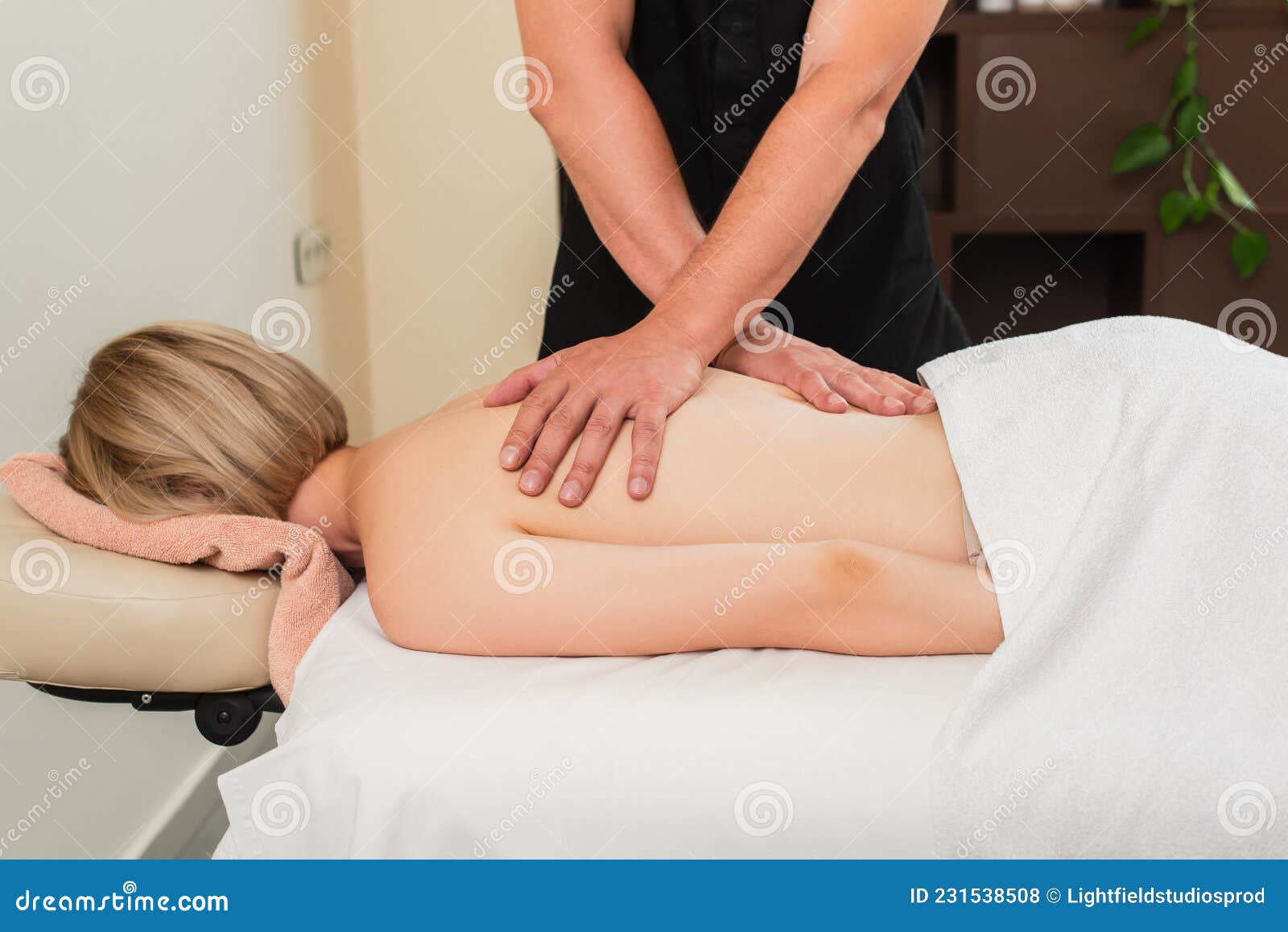 alanna miller recommends Massaging A Naked Woman