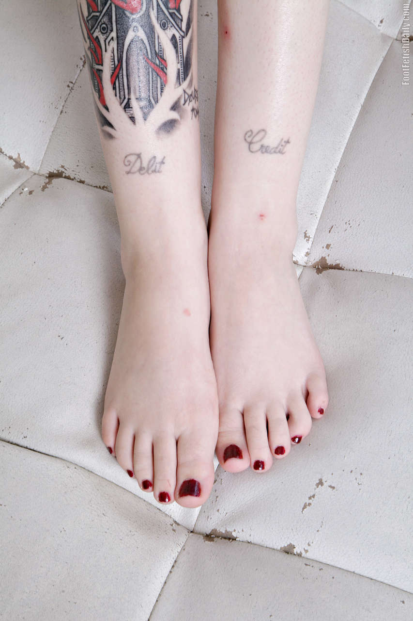 charlotte sartre feet - he fucked me with a toothbrush esme la chapina pagina azul