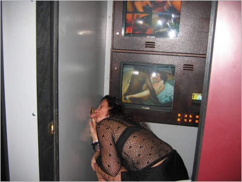 gloryhole booth crush cum gloryhole booth