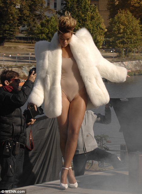 carin hanson recommends Rihanna Photoshoot Nude