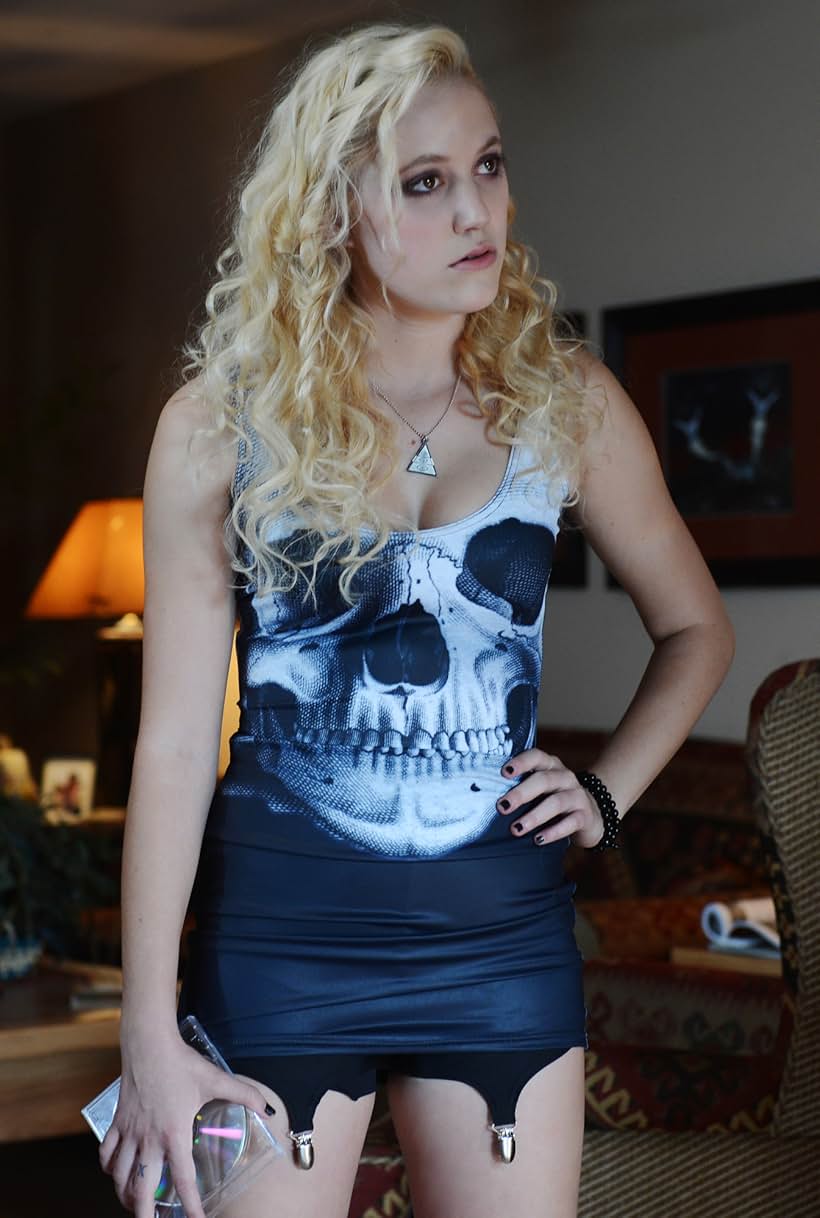 debra cronan recommends maika monroe sexy pic