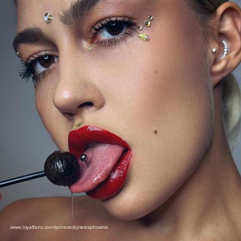 alix muller share lesbians sensually kissing