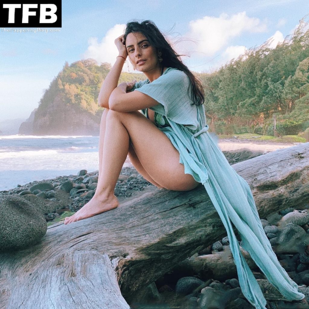 bettie castillo recommends Aislinn Derbez Nude