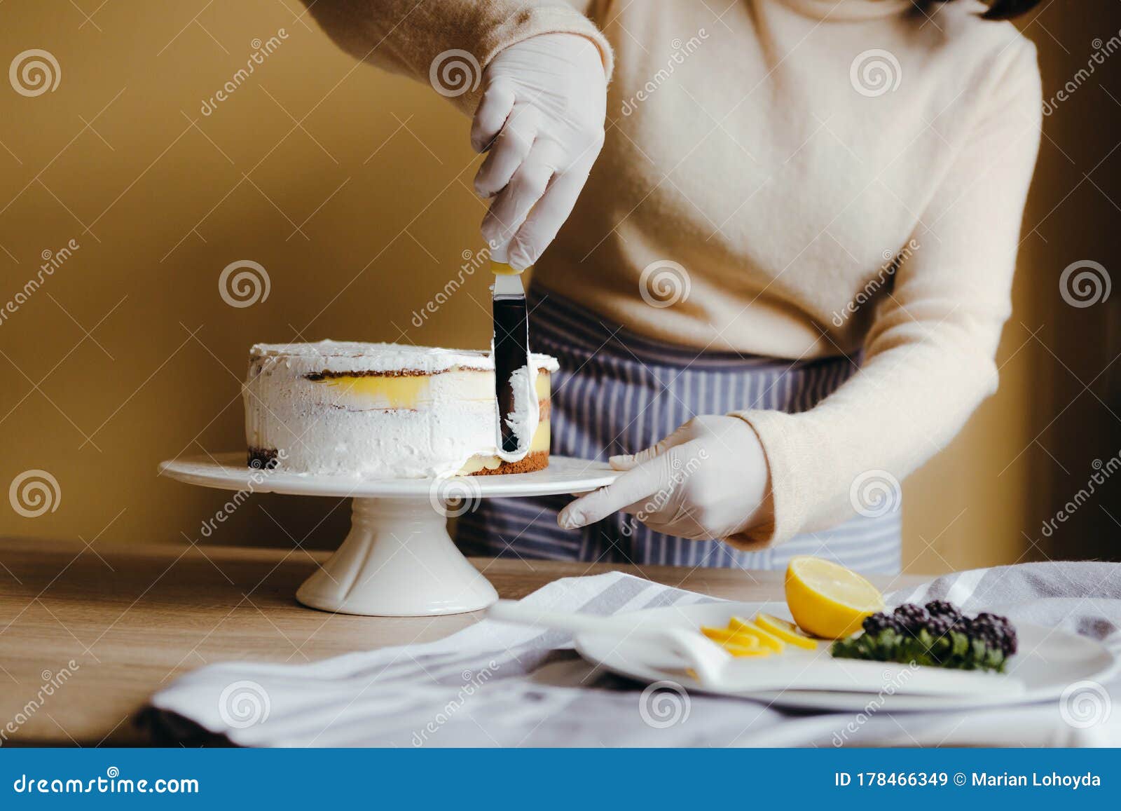 billy herron recommends Housewife Spreading