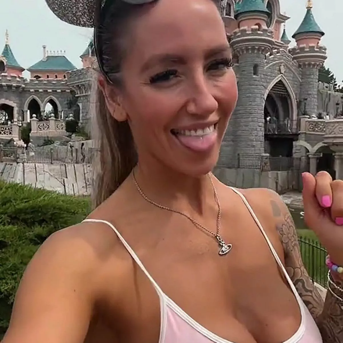 Best of deb hruska's gallery linsey donovan onlyfans darrell ray add photo braless in public