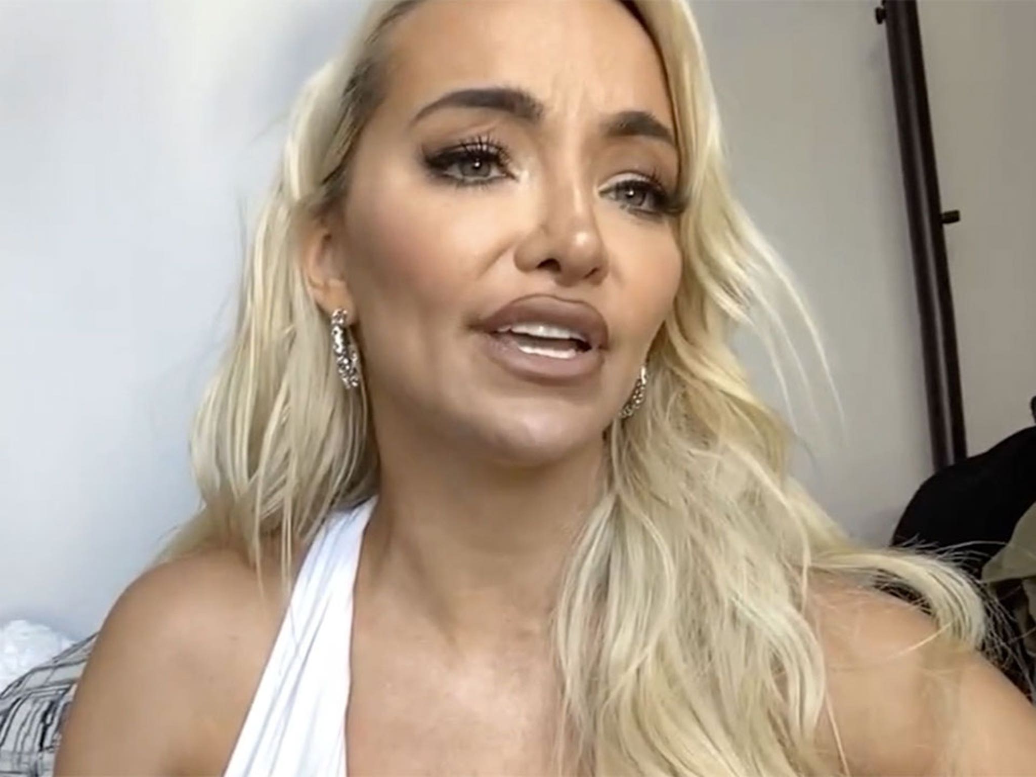dave ackroyd recommends Lindsey Pelas Onlyfans Live