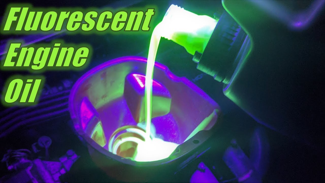 florescent leak - fingerd by stranger naked by pool