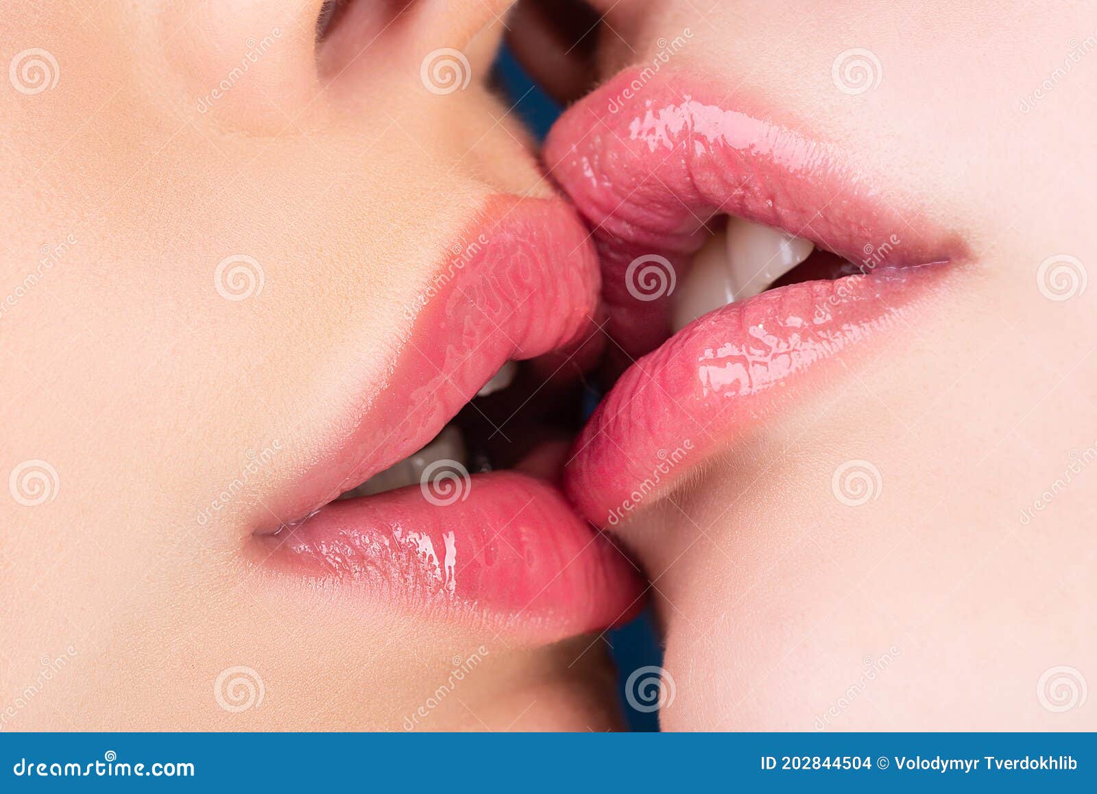 Lesbians Tonguing sexiga uniformer