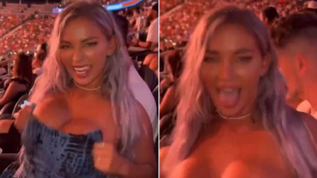 ahmet akbas recommends Blonde Boob Flash