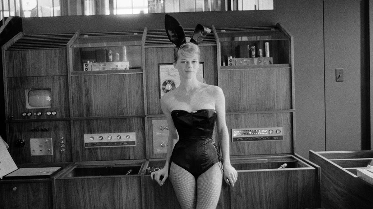 chin chin taberu like janet leigh naked photo anna tapel recommends janet leigh naked pic