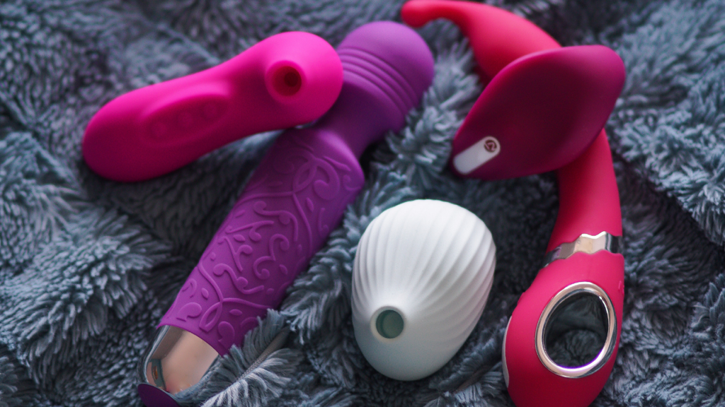 aleisha rich recommends Lesbians With Huge Toys
