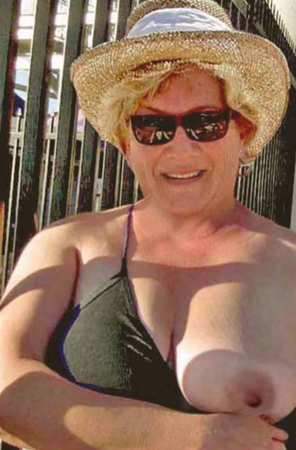 aminath nashida recommends Mature Woman Flashing Tits