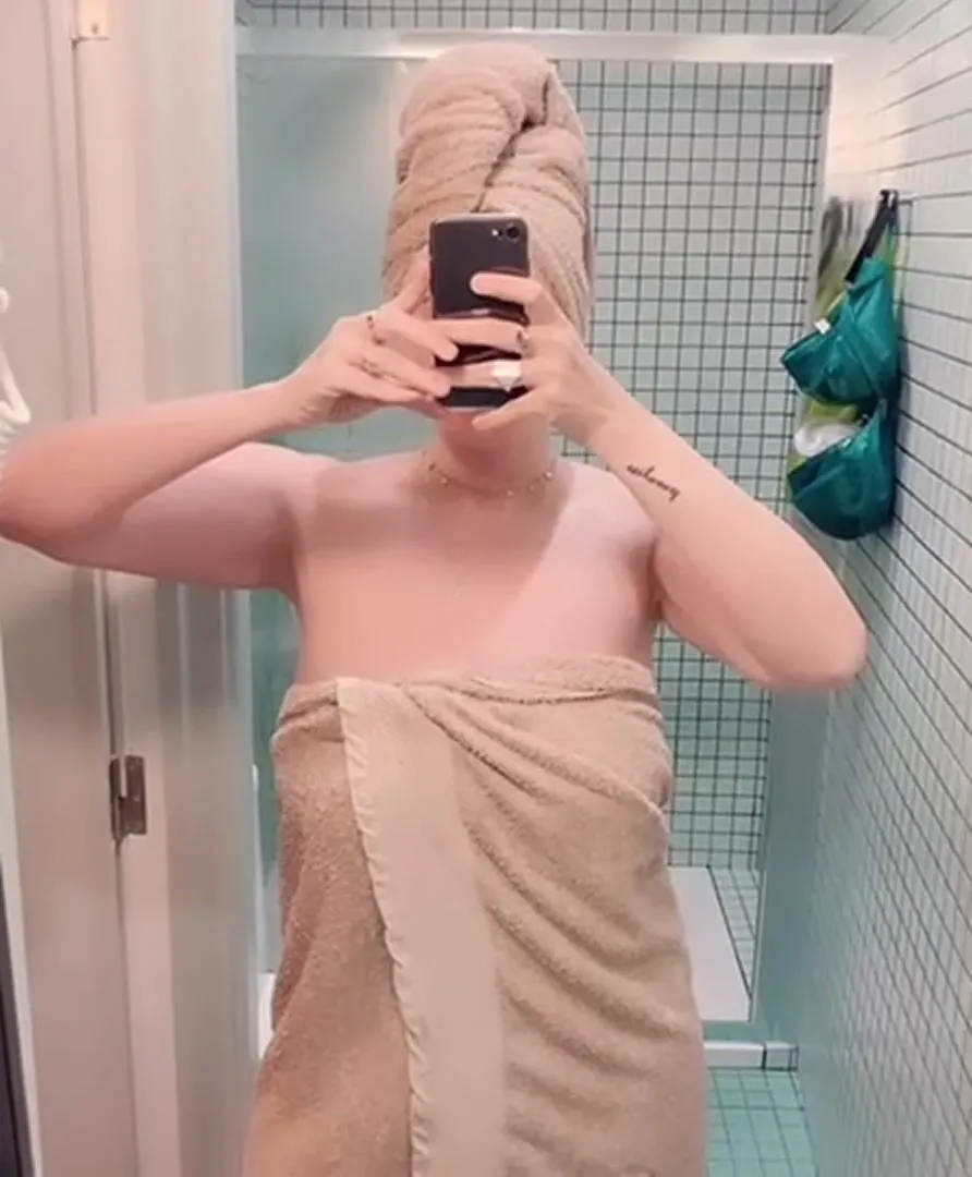 alva chan share milf in towel photos