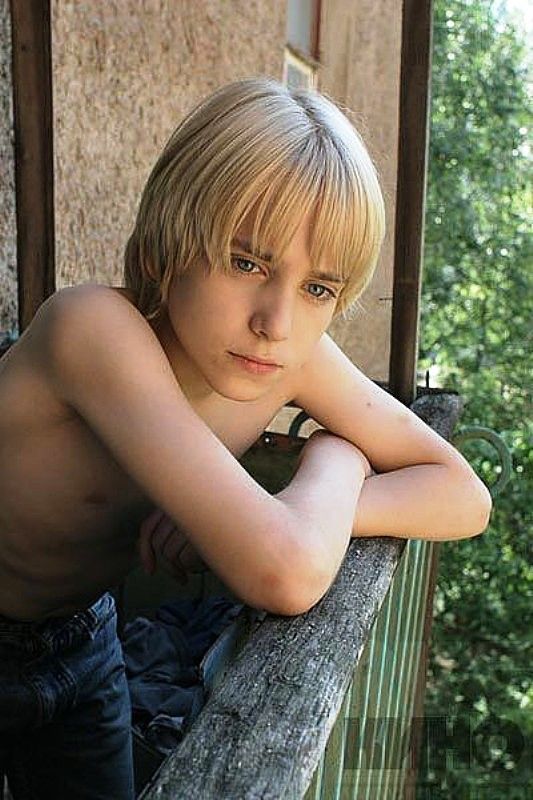 naked blonde boys - gaysex outdoors lilly hall feet