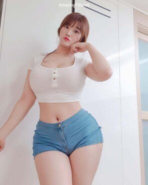 debbie zertuche recommends nude curvy asian pic