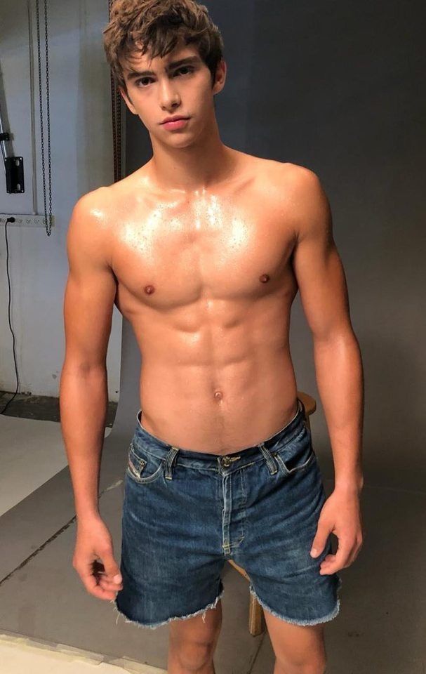 photos of twinks - amateur titty flash ms london leak