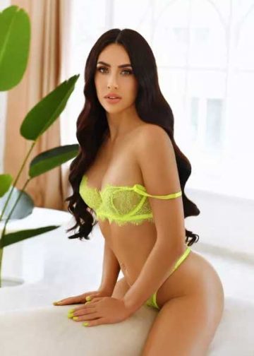 aniefiok akpan share chris evert naked