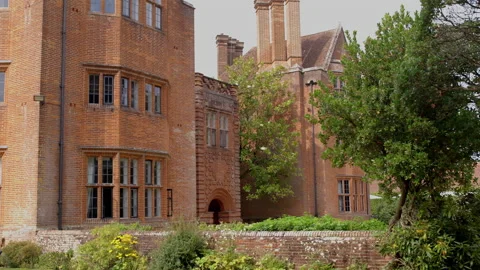 dominic papalia recommends The English Mansion Com